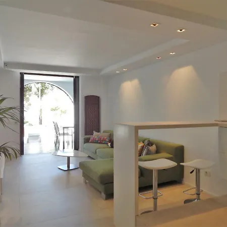 Beautiful Beachfront Apartment *